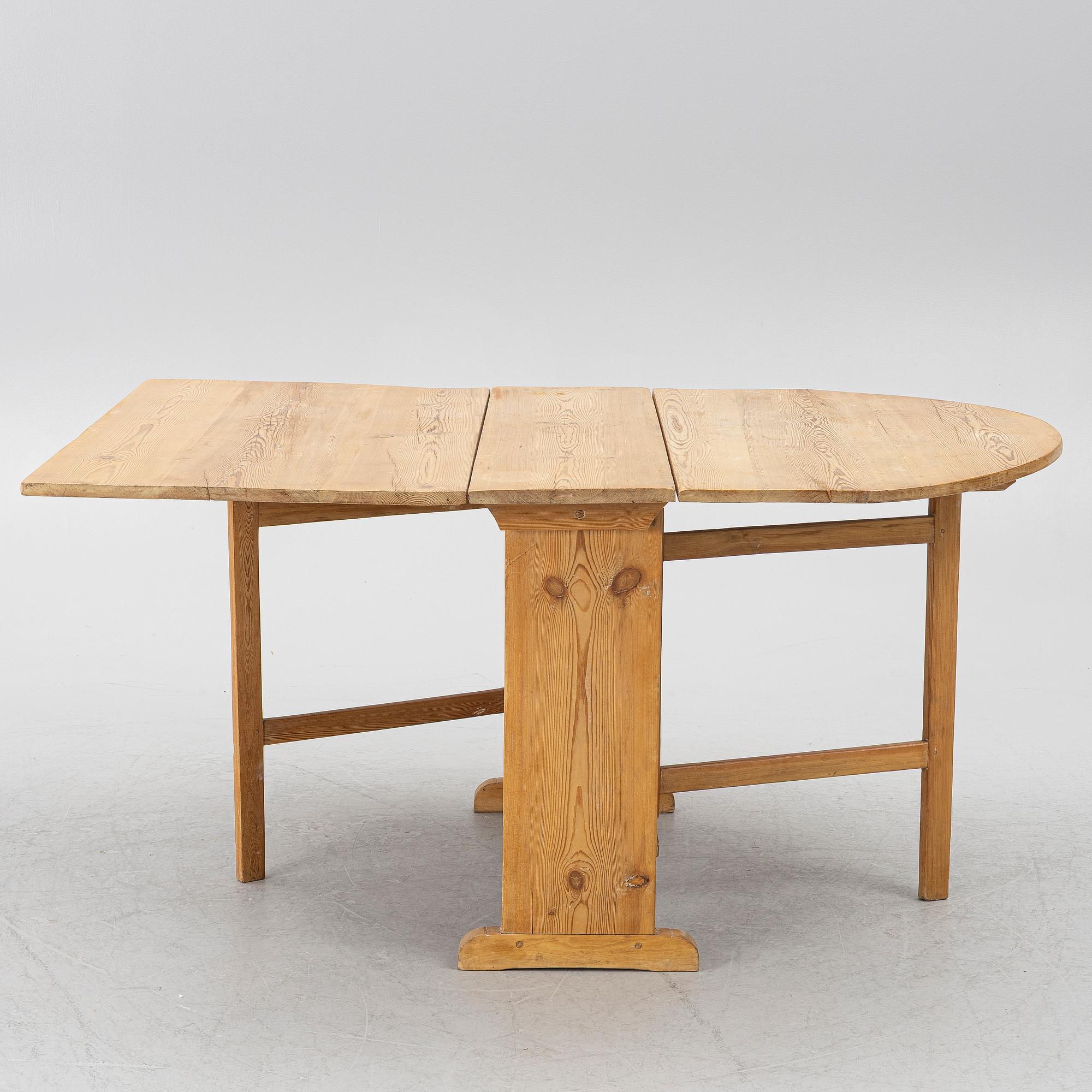 A gate leg table, 19th/20th century.