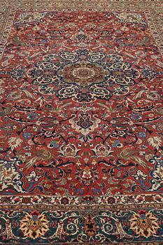 A CARPET, a semi-antique Esfahan park silk, ca 309 x 206,5 cm.