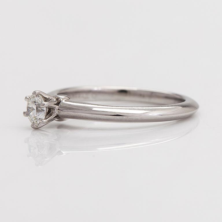 Tiffany & Co, sormus, platinaa ja timantti 0.25 ct. Todistuksella.