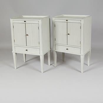 SÄNGBORD, 1 par, gustaviansk stil, 1900-talets andra hälft.