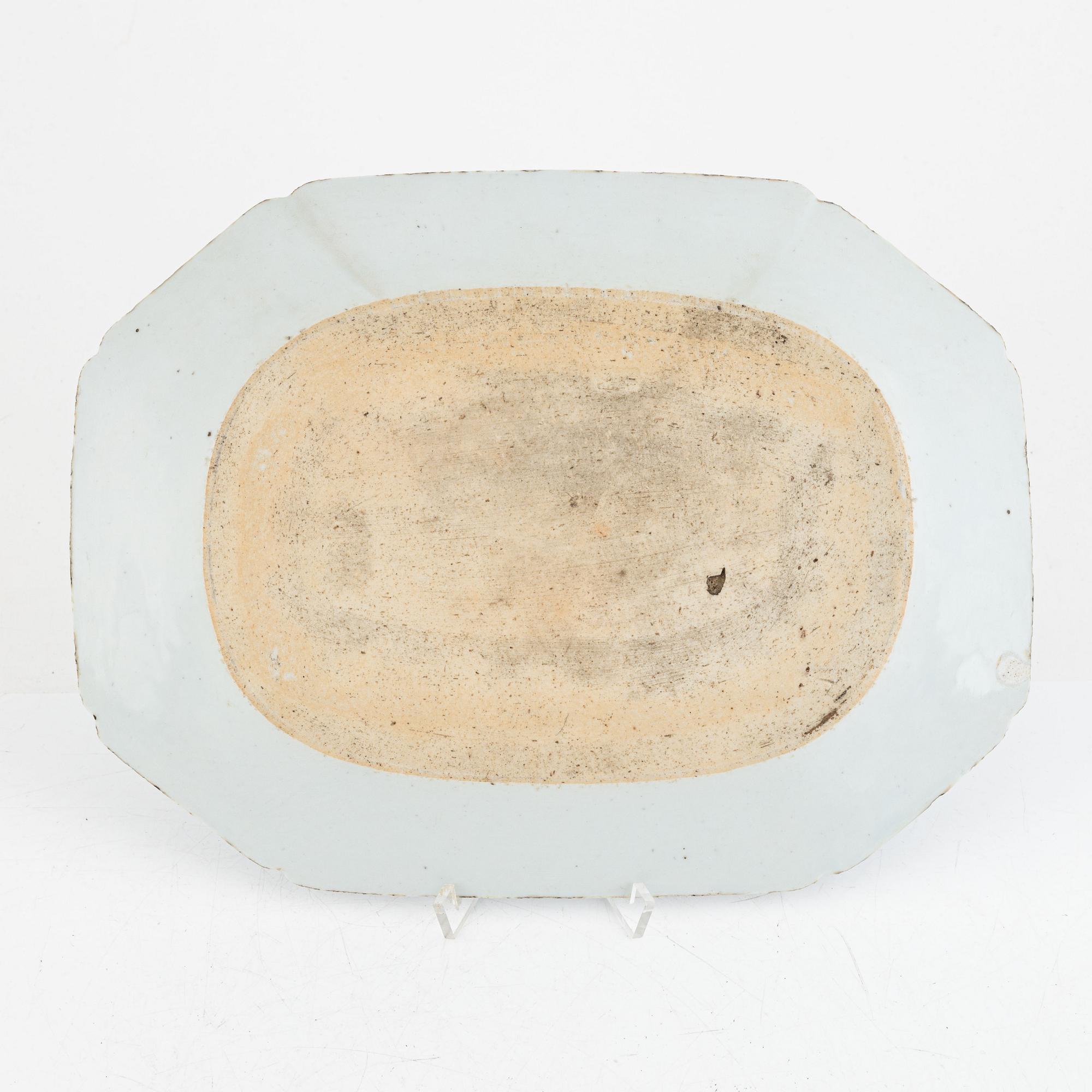 A blue and white export porcelain serving dish, China, Qianlong (1736-95).