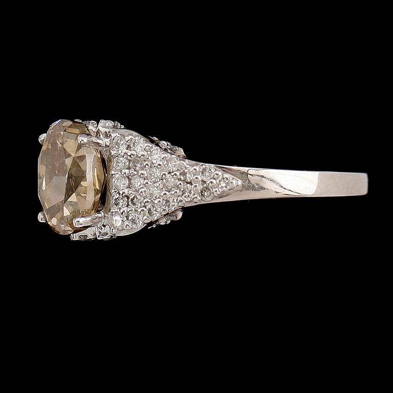 RING, 9 k vitguld, briljantslipade diamanter tot ca 2.35 ct.