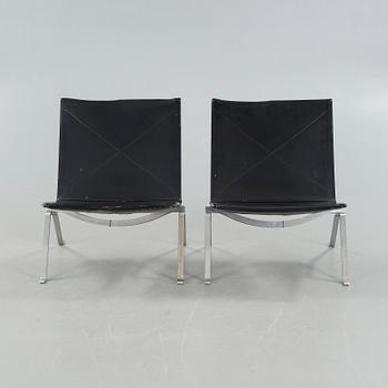 A pair of "PK22" chairs, designed by Poul Kjaerholm, made by Fritz Hansen in 1989.