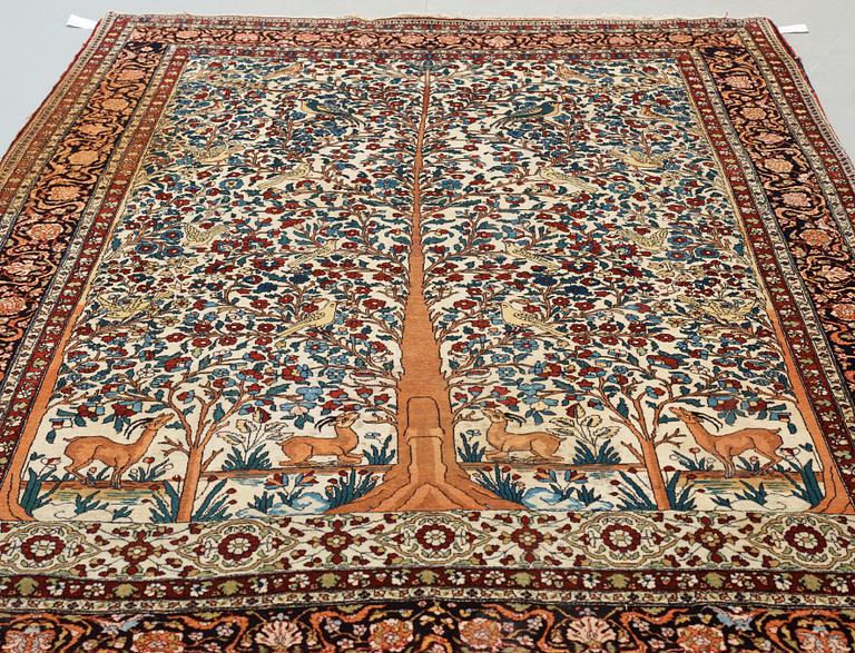 CARPET. Semi-antique Esfahan possibly. 278,5 x 203 cm.