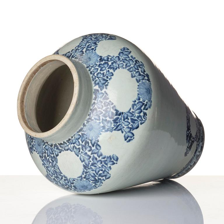 A Japanese blue and white porcelain urn, Genroku, Edo (1603-1868).