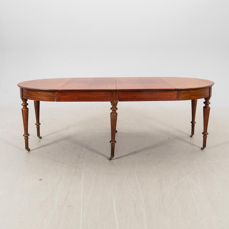 A late 19th century walnut/mahogany dining table.