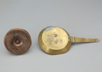 LJUSSTAKAR, 2 st, mässing samt koppar, 1800-tal.