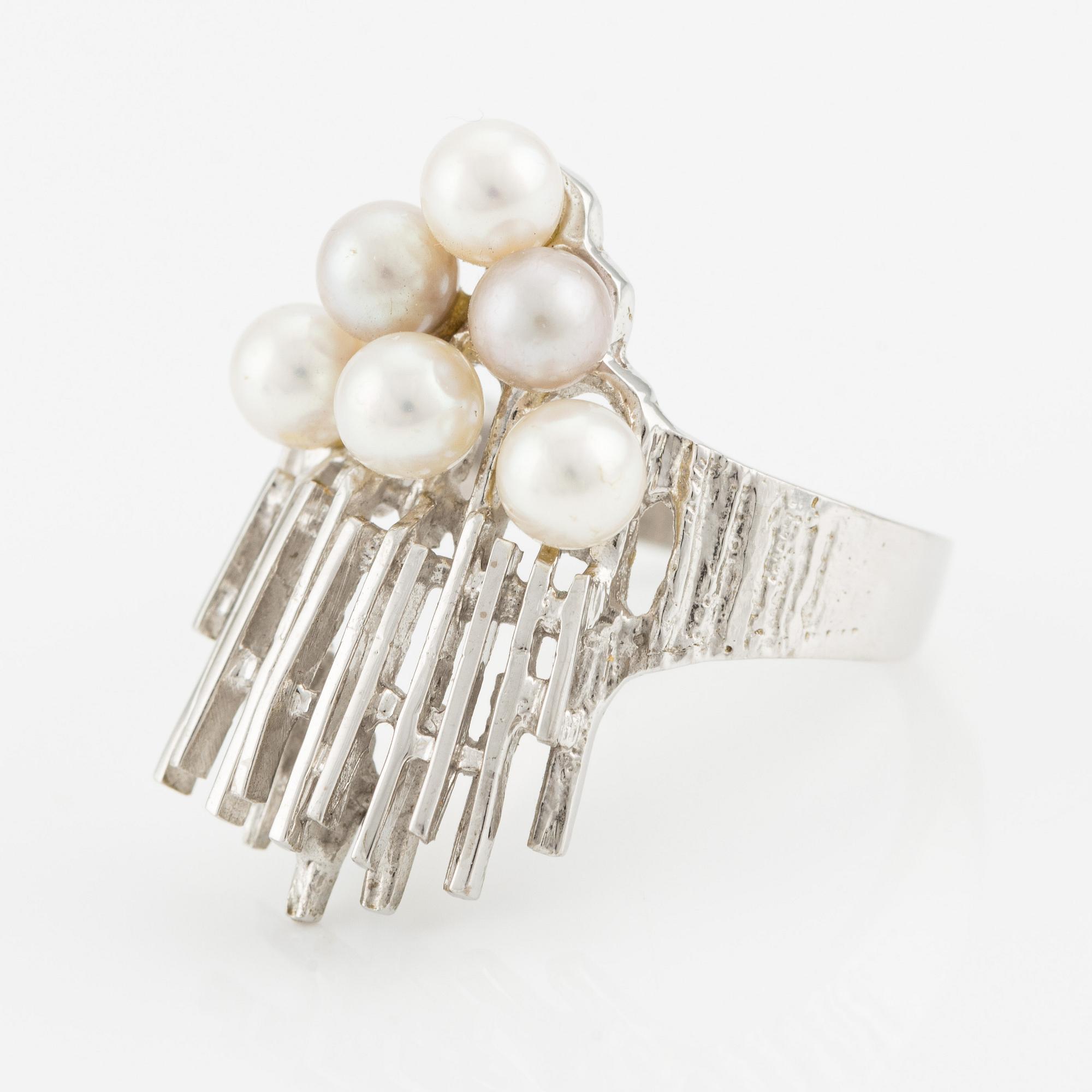 Ring 18K vitguld med odlade pärlor.