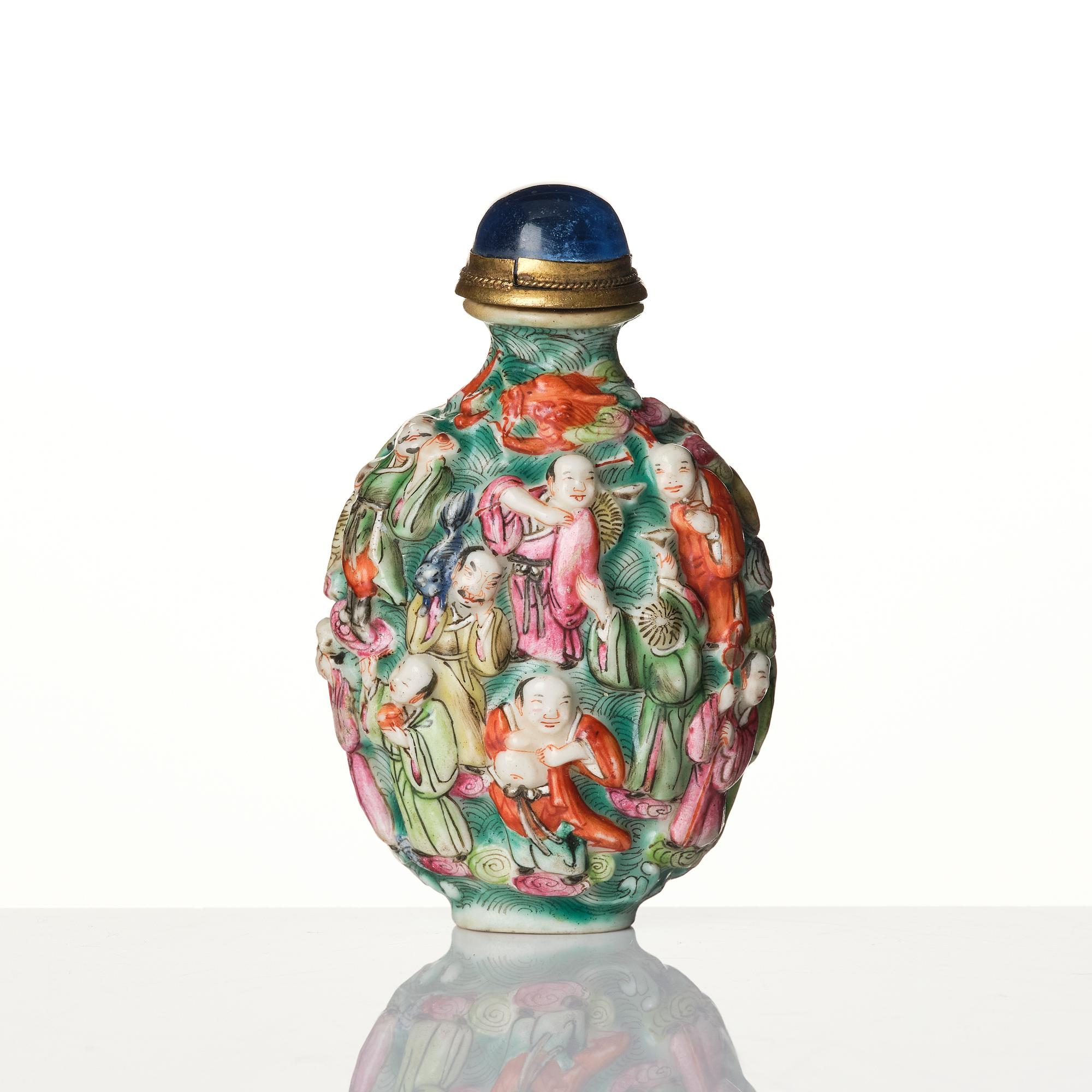 A Chinese porcelain snuff bottle, late Qing dynasty / early 20th century.