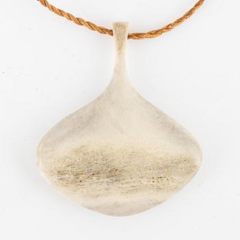 Armband, klockarmband, 2 st samt hängen, 2 st. Bland andra Esse Poggats.