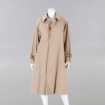 BURBERRY, trenchcoat.