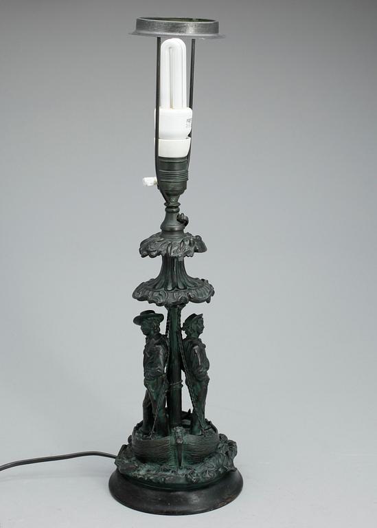 BORDSLAMPA, patinerad vitmetall, nyrenässans, 1800-talets slut.