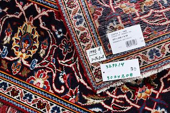 A Kashan carpet, c. 307 x 208 cm.