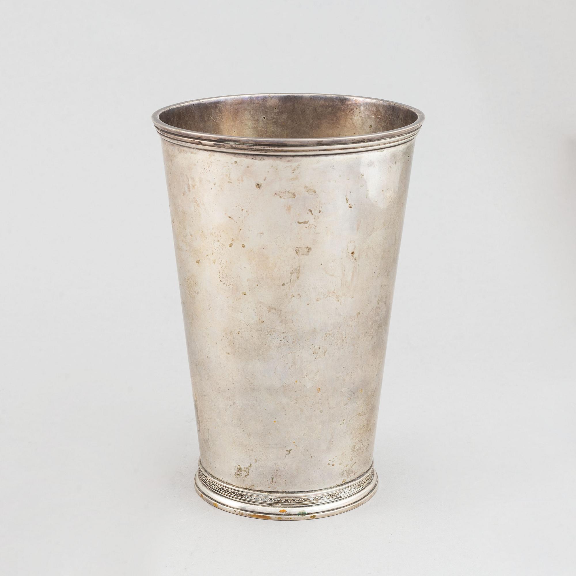 A silver beaker by C.F. Carlman, an inscription underneath, dated 1939.