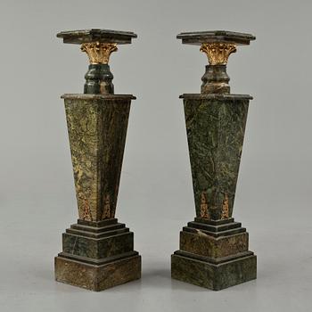 PIEDESTALER, ett par, 1900-talets fjärde kvartal.