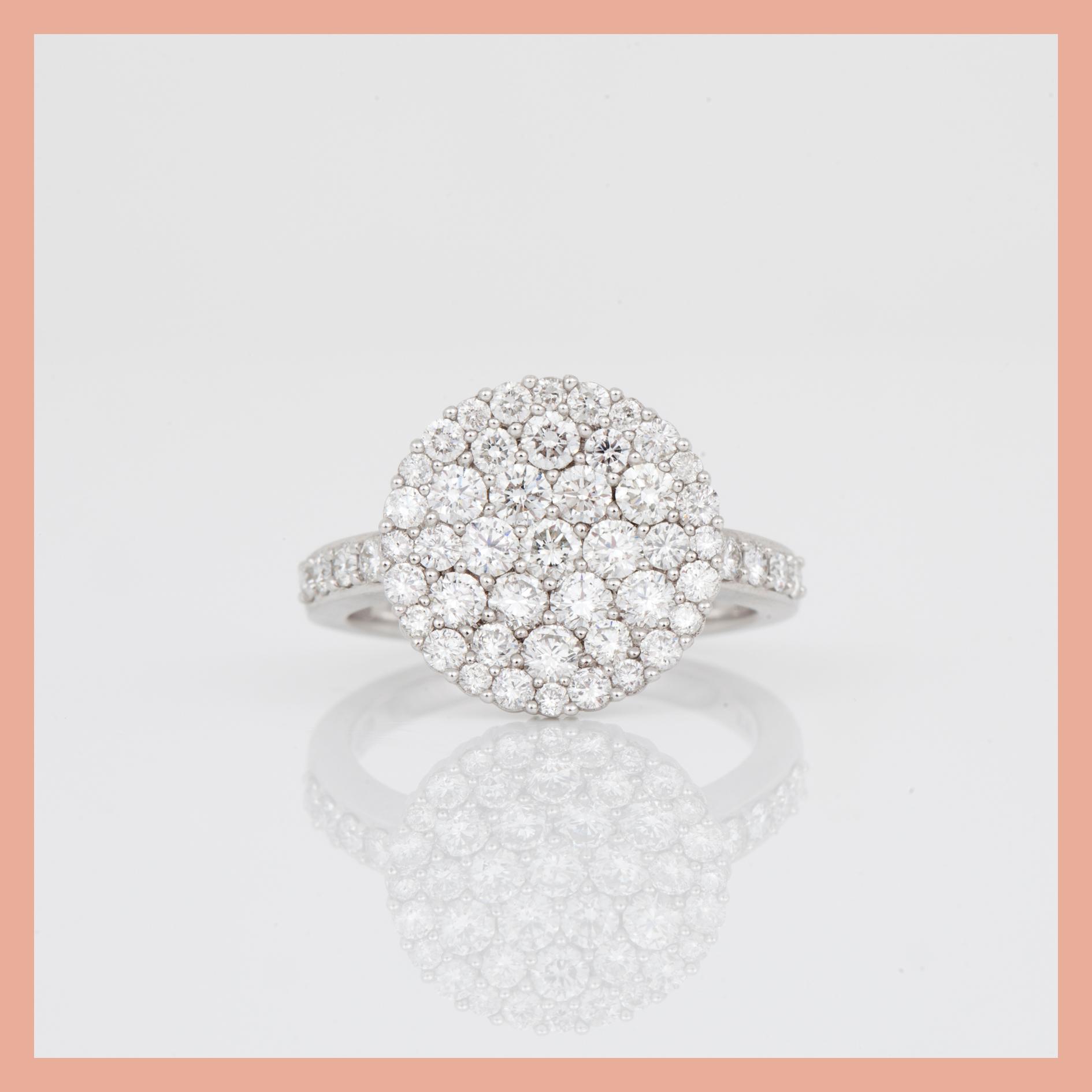 RING, 18K vitguld med briljantslipade diamanter, tot ca 1,59 ct. Total vikt ca 5,26 g.