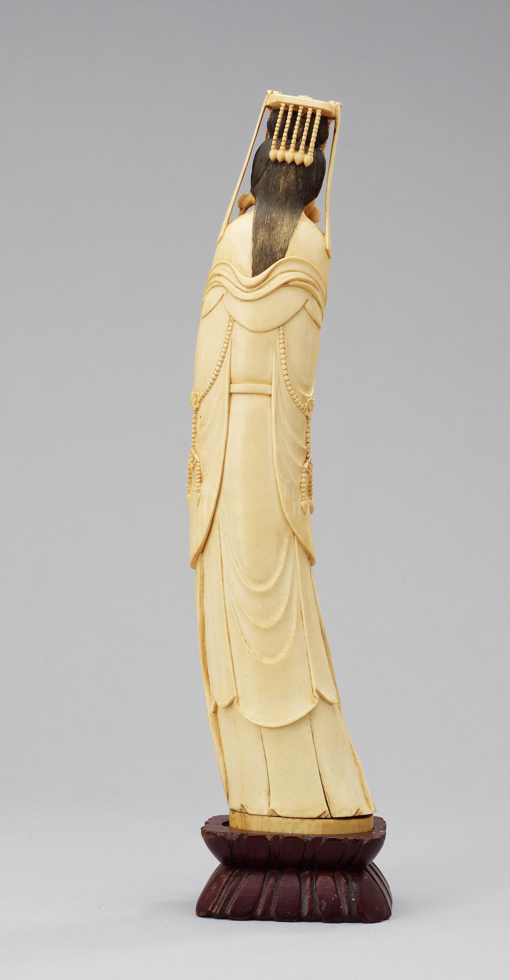 FIGURIN, elfenben. Kina sekelskifte 1900.