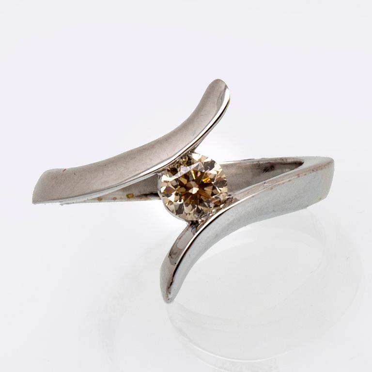 Ring 14K whitegold 1 brilliant-cut diamond 0,39 ct inscribed, light brown SI.
