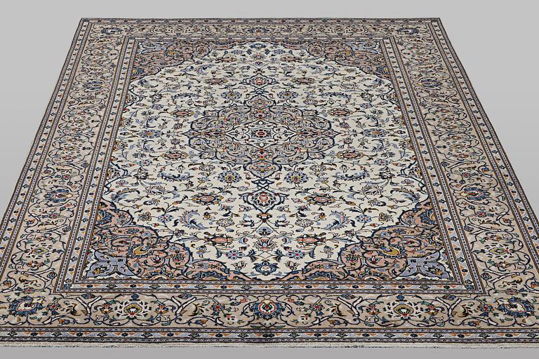 A carpet, Kashan, ca 326 x 257 cm.
