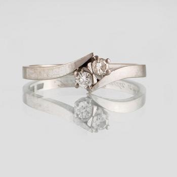 RING, 18K vitguld med 2 briljantslipade diamanter 0.17 ct, Gustav Dahlgren & Co, Malmö, 1964. Vikt 3,3 gram.