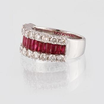 RING, 18K vitguld med 20 briljantslipade diamanter 1.47 ct samt 17 baguettslipade rubiner 1,57 ct. Vikt 9,4 gram.