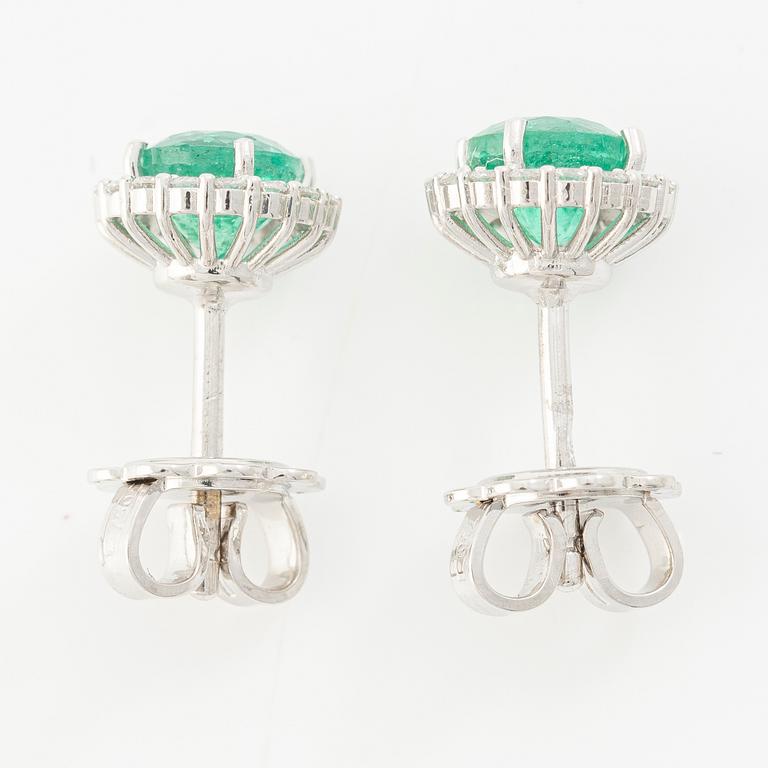 Earrings 18K white gold with emeralds and brilliant-cut diamonds.