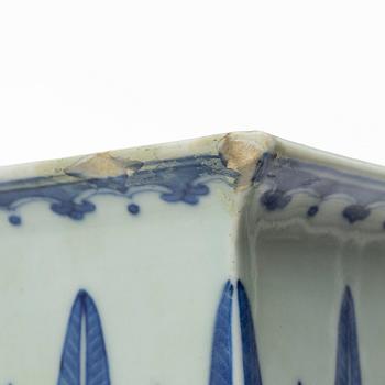A blue and white porcelain vase, China, 19th century.