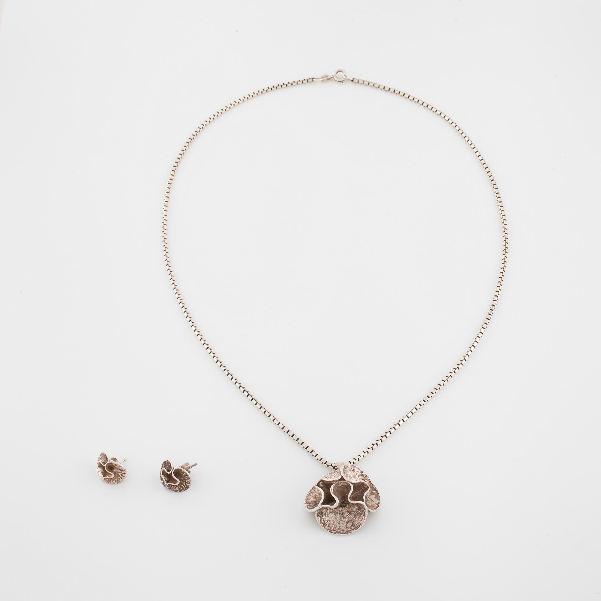 THERESIA HVORSLEV, för Mema, Lidköping, 1979, en brosch samt ett par örhängen.