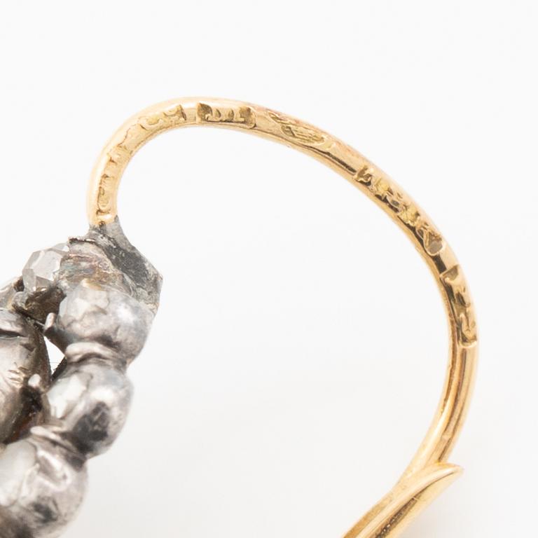 Örhängen, ett par, silver och 18K guld med rosenslipade diamanter.