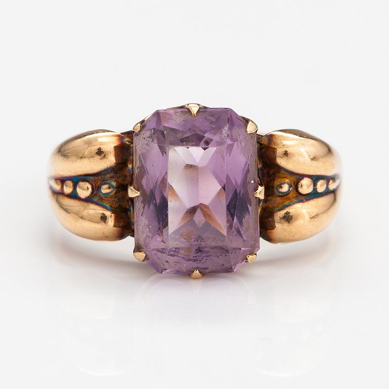 A 14K gold ring with an amethyst. Rikhard N. Sund, Helsinki 1953.