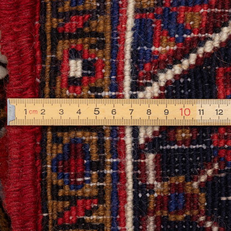 Rug, Heris/Gorovan, approx. 300 x 195 cm.