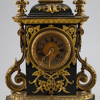 A Louis XVI-style mantel clock from Gustav Becker, ca 1900.