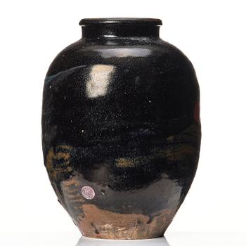 A Japanese jar, signed. Meiji period (1868-1912).