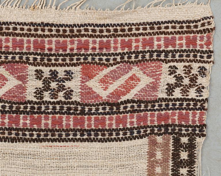 TEXTILE. "Röd S-bård". Flat weave (Inplock på linnebotten). 149 x 76,5 cm. Signed MMF.