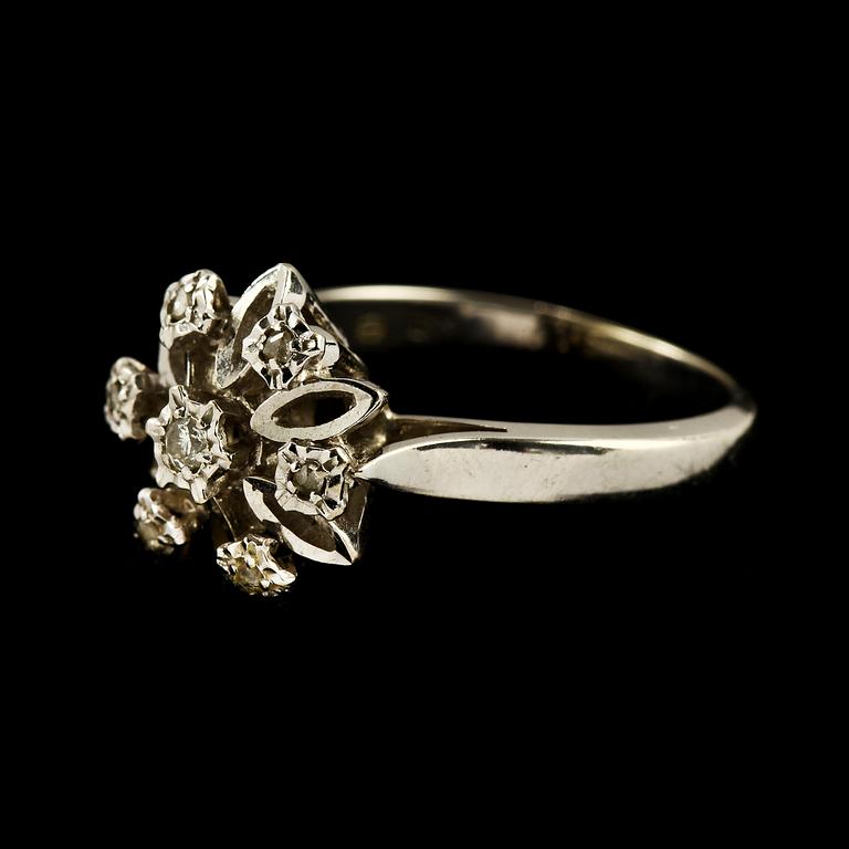 RINGAR, 2 st, 18k guld med diamanter, tot 0.25 ct. Vikt 6 g.