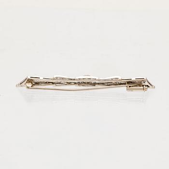 Brosch 18K vitguld med en rund briljantslipad diamant samt rosenslipade diamanter.