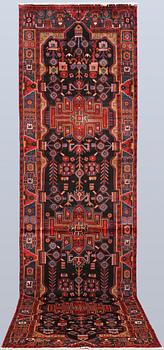 A Hamadan runner, approx. 440 x 118 cm.