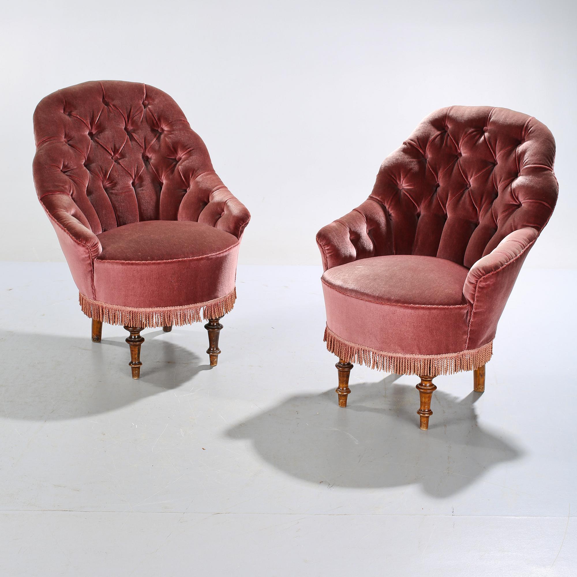 FÅTÖLJER, ett par, s k Emmafåtöljer, 1800-talets andra hälft.