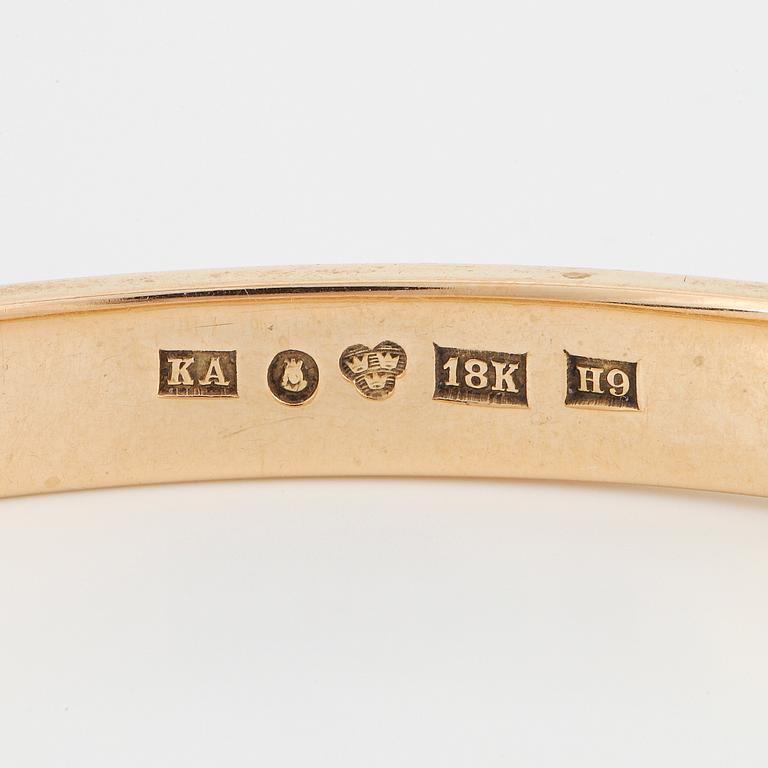 An 18K gold bangle.