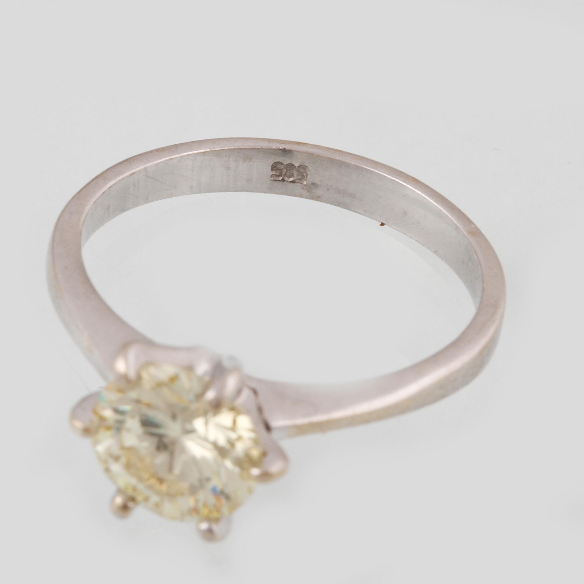 RING, vitguld med briljantslipad diamant ca 1.50 ct. Vikt 2,4 gram.