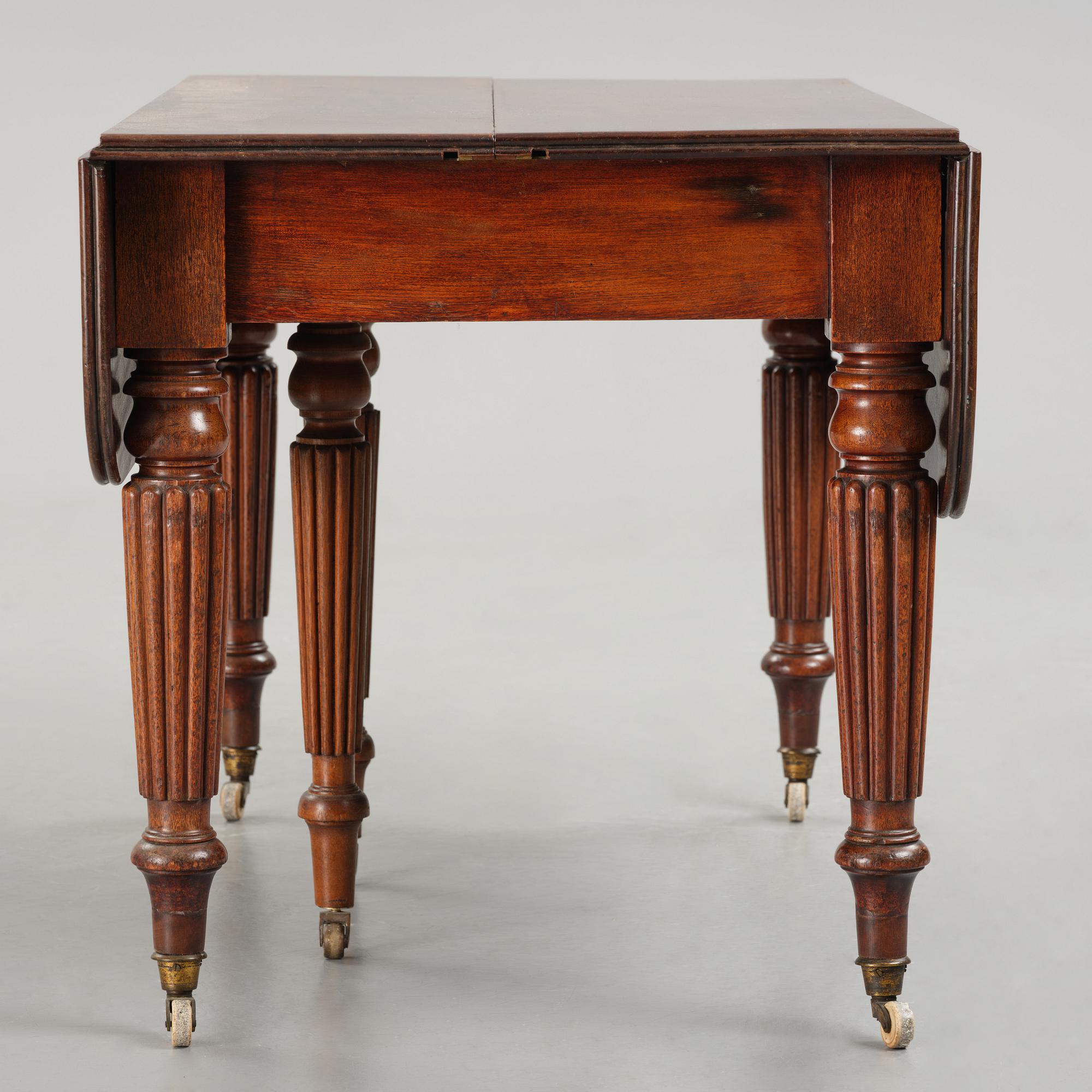 A Regency mahogany dining table, first part 19th century.