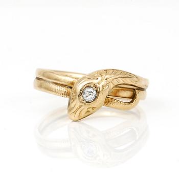 RING, 18K guld med briljantslipad diamanter ca 0,05 ct, troligen 1900-talets första hälft Vikt ca 5,67 g.