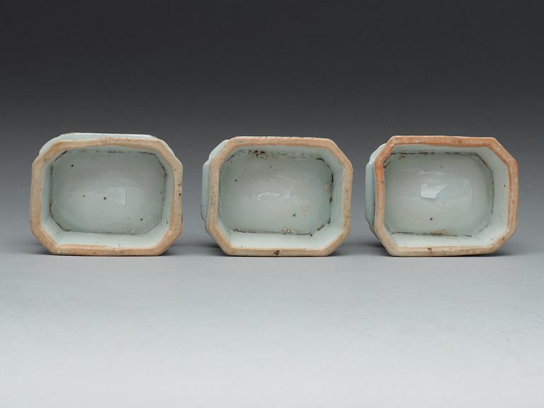 SALTKAR, tre stycken, kompaniporslin. Qing dynastin, Qianlong (1736-95).