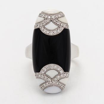 Sormus, musta ja valkoinen onyksi briljanttihiotut timantit.