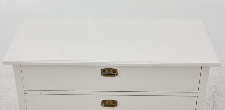A chest of drawers, early 20th Century.