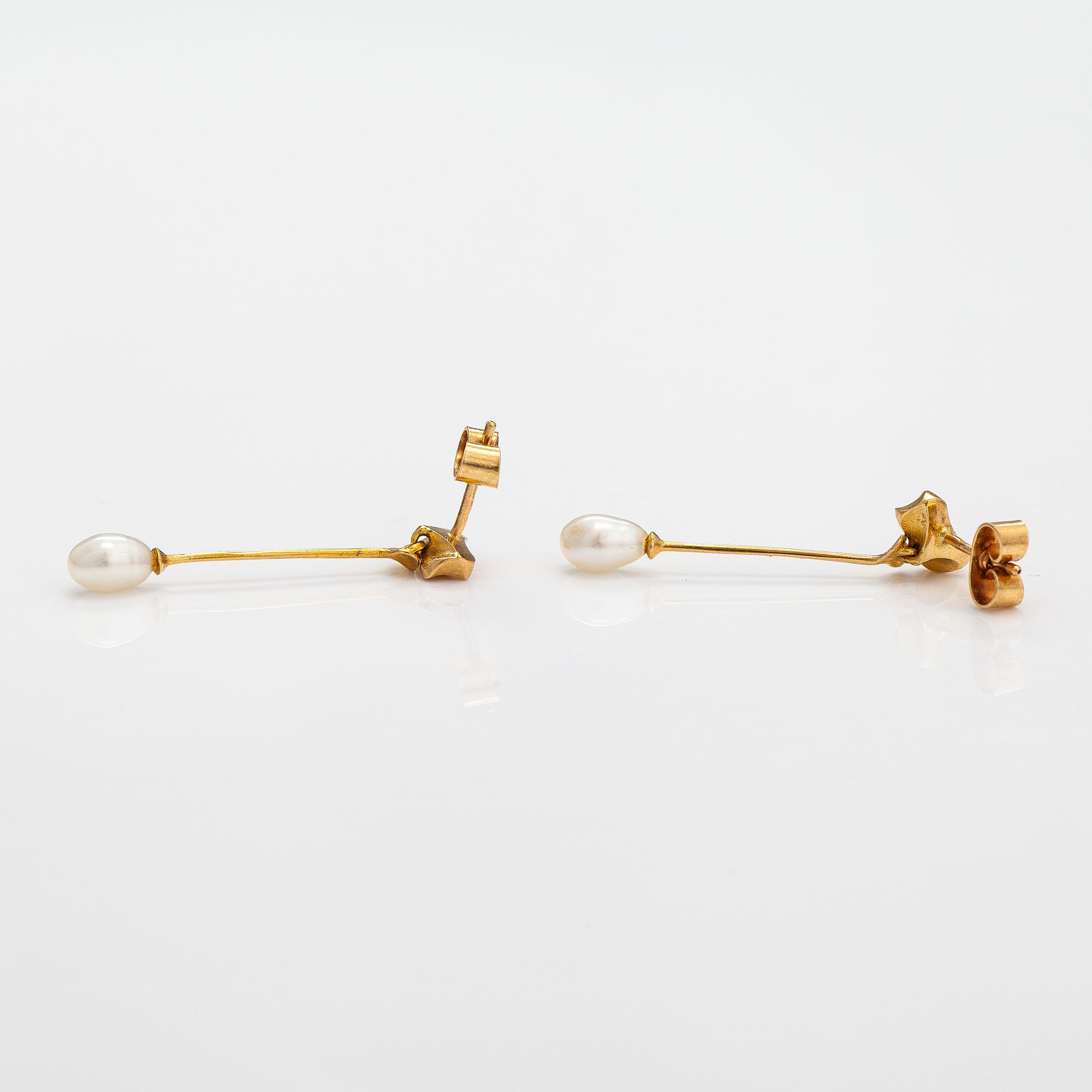 Zoltan Popovits, "Inca", A pair of 14K gold earrings with cultured pearls. Lapponia.