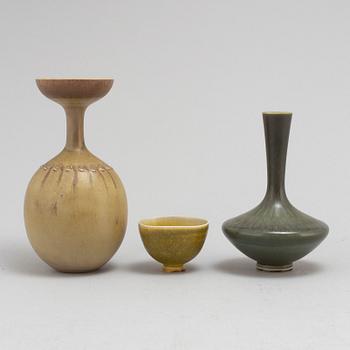 GUSTAVSBERG STUDIO, three stoneware items by Bernt Friberg and Stig Lindberg.