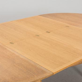 A BÖRGE MOGENSEN TABLE AND 6 OAK CHAIRS+ STOOL.