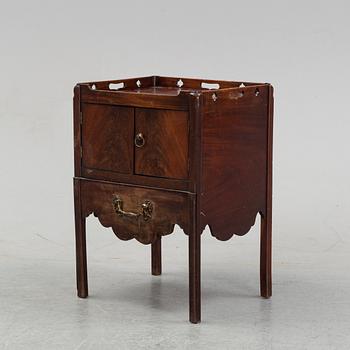 A mahogany bedside table from around the year 1900.