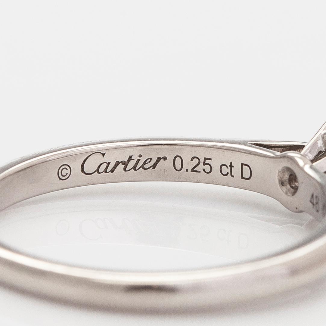 Cartier, sormus, platinaa ja briljanttihiottu timantti n. 0.25 ct. GIA-dossier ja sertifikaatilla.